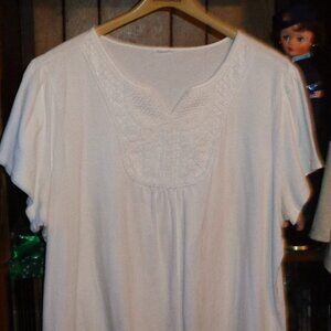 EXCELLENT WHITE SOFT WOMEN'S 2X TEE SHIRT-LACE DESIGN ON BODICE-SUPER NICE,COMFY